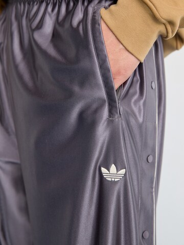 ADIDAS ORIGINALS Loosefit Housut 'ADIBREAK' värissä harmaa