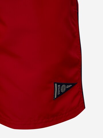 Superdry Badeshorts in Rot