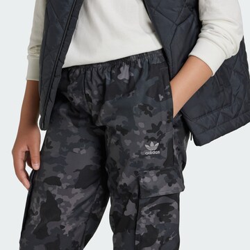 ADIDAS ORIGINALS Tapered Hose in Grau