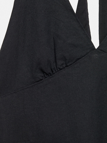Top de la Pull&Bear pe negru