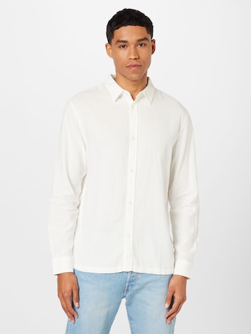 Coupe regular Chemise WEEKDAY en blanc : devant