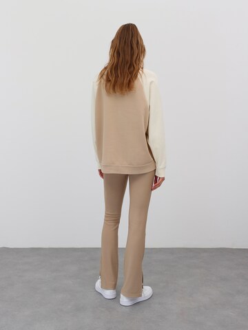 EDITED Sweatshirt 'Birthe' in Beige