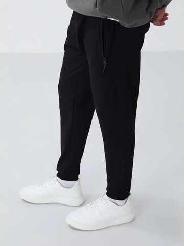 Effilé Pantalon de sport 'Jogginghose' Tommy Life en noir