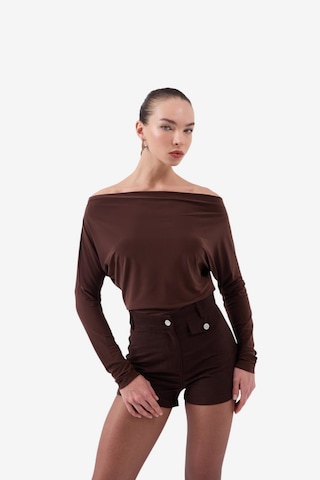 HOLLY LOLLY Blouse in Bruin