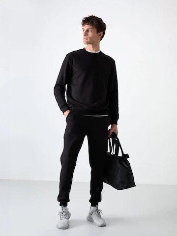 Survêtement Tommy Life en noir : devant