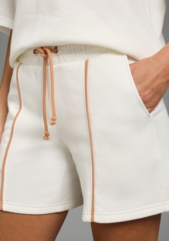 LAURA SCOTT Regular Shorts in Weiß