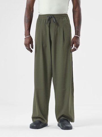 Wide leg Pantaloni con pieghe 'CLEVALEND' di VAMOS CLO in verde: frontale