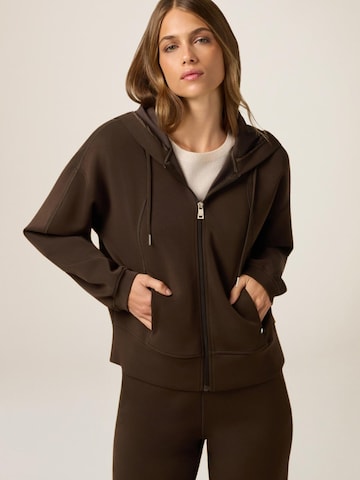 Pullover di oltre in marrone