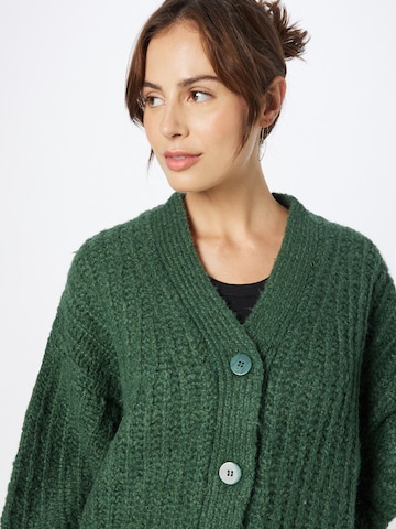 Cardigan oversize 'Leyla' WEEKDAY en vert