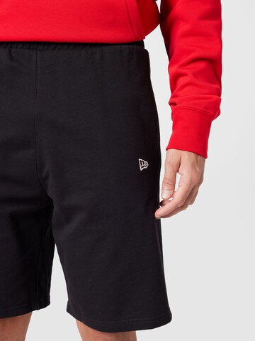 NEW ERA Loosefit Shorts in Schwarz