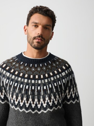 Next Pullover in Grau
