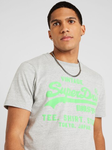 Superdry T-Shirt in Grau