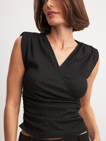 NA-KD Top in Black: front