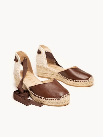 Décolleté sling 'Alpargata Cuña 5 cm' di Alhamas in marrone