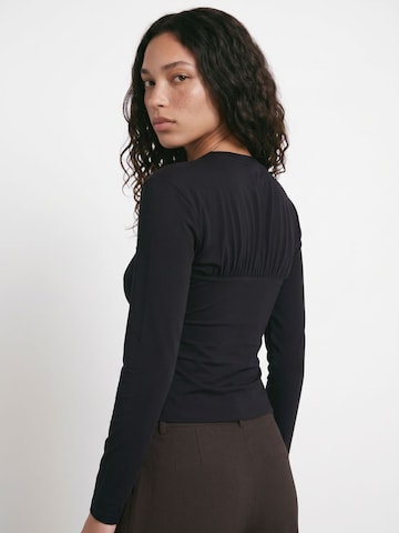 HYPEDROP - Camiseta 'Mie' en negro
