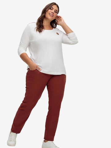 SHEEGO Slimfit Jeans in Rot