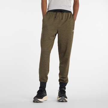 Effilé Pantalon de sport new balance en vert : devant