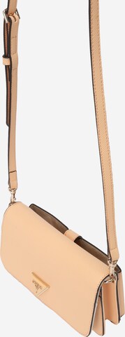 GUESS Axelremsväska 'NOELLE' i beige: framsida