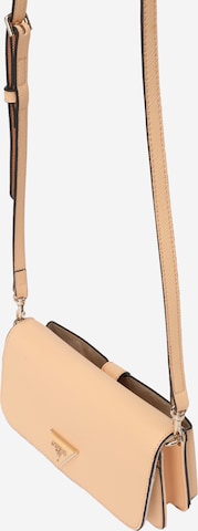 GUESS Schoudertas 'NOELLE' in Beige: voorkant