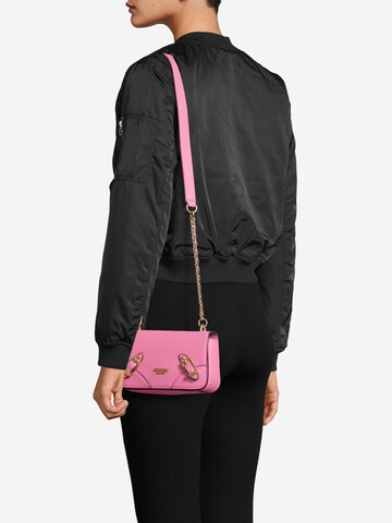 GUESS Τσάντα ώμου σε ροζ