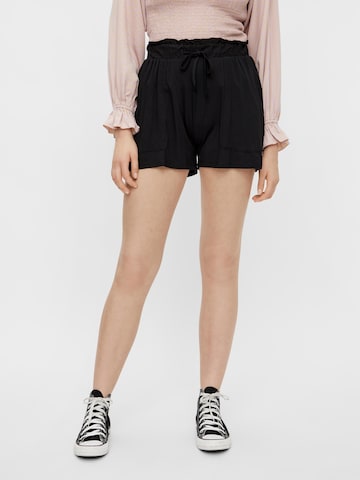 PIECES Regular Shorts 'Neora' in Schwarz: predná strana