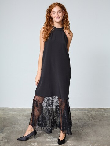 SISTERS POINT Kjole 'VIBSA' i sort: forside