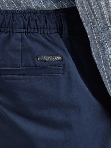 Calvin Klein Jeans Свободный крой Брюки со складками в Синий