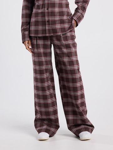 America Today Regular Broek in Rood: voorkant