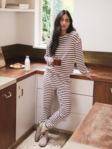 Next - Pijama em castanho: frente