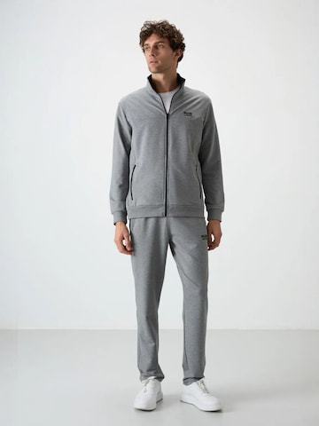 Tommy Life - Fato de jogging em cinzento: frente