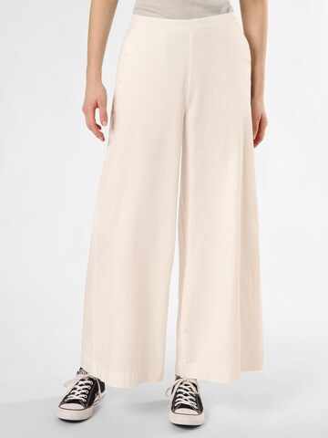 Marie Lund Pleat-Front Pants in White: front