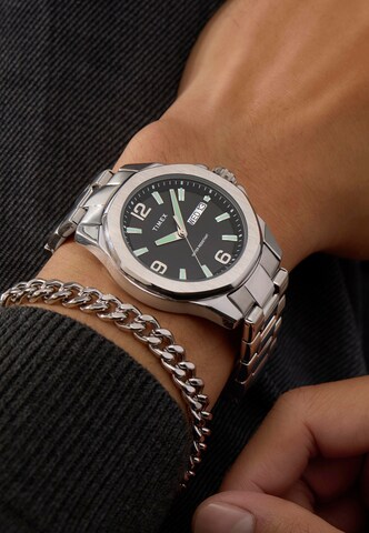 Montre à affichage analogique TIMEX en argent