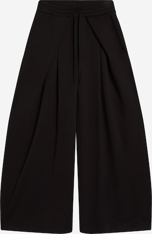 BershkaBaggy Hlače s naborima - crna boja: prednji dio