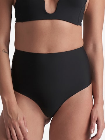 Bye Bra - Braga moldeadora 'Waist Control Thong' en negro: frente