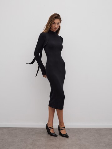 RÆRE by Lorena Rae Kleid in Schwarz: Vorderseite