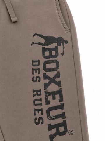 Boxeur des Rues - regular Pantalón deportivo 'Herren Jogginghose Boxeur des Rues mit Kordelzug und Bündchen, Taupe-Beige, Schwarzes vertikales Logo, Baumwolle' en beige