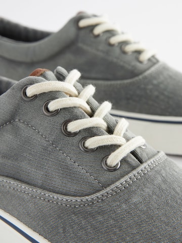 Next Låg sneaker i grå