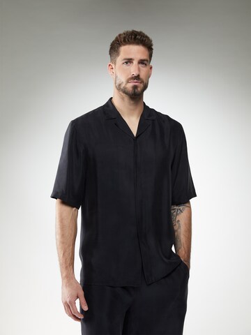 Fit confort T-Shirt 'Tizian' ABOUT YOU x Kevin Trapp en noir : devant