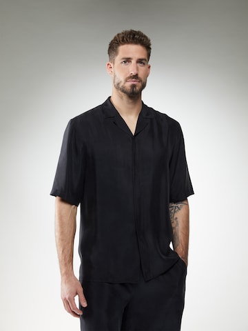 ABOUT YOU x Kevin Trapp - Ajuste confortable Camiseta 'Tizian' en negro: frente