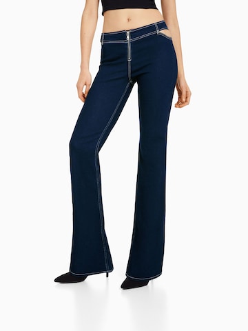 Bershka Flared Jeans in Blau: predná strana