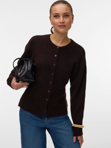 VERO MODA - Cárdigan en marrón: frente