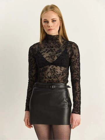 Bianco Lucci Blouse in Black: front