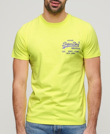 T-Shirt Superdry en jaune : devant