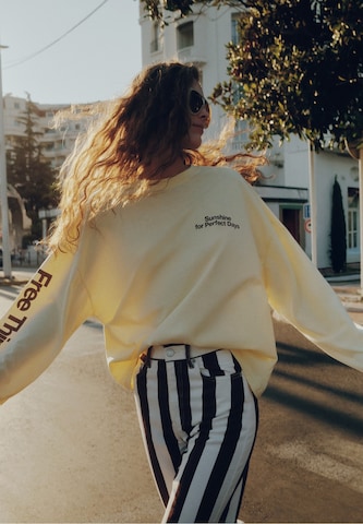 Pull&Bear Sweatshirt 'PACIFIC SOL' i gul