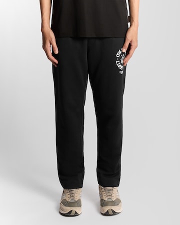 Regular Pantalon Lyle & Scott en noir : devant