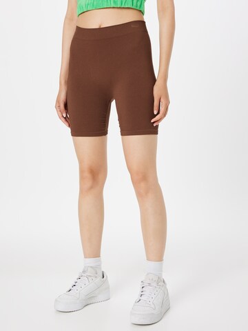 WEEKDAY Skinny Shorts 'Ina' in Braun: predná strana