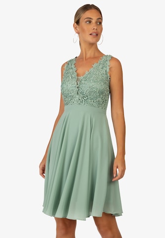 Rochie de cocktail de la APART pe verde: față