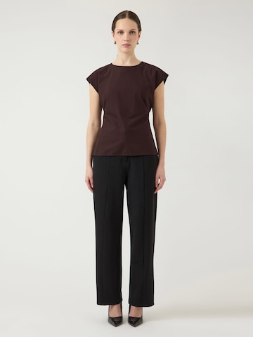 Top di YAS in marrone