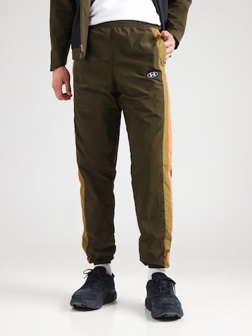 UNDER ARMOUR Дънки Tapered Leg Спортен панталон в зелено: отпред