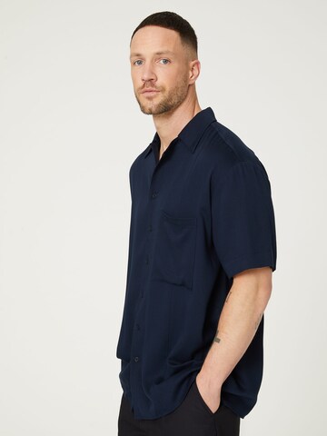 DAN FOX APPAREL - Regular Fit Camisa 'Enes' em azul: frente